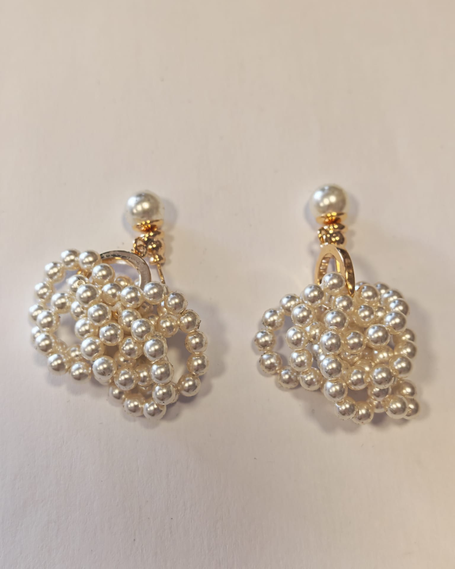 Cercei din perle naturale – eleganță inspirată de stilul Dior