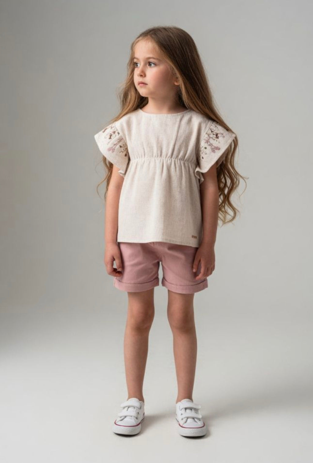 Set copii 6–9 ani cu pantaloni scurți și mâneci brodate&nbsp;