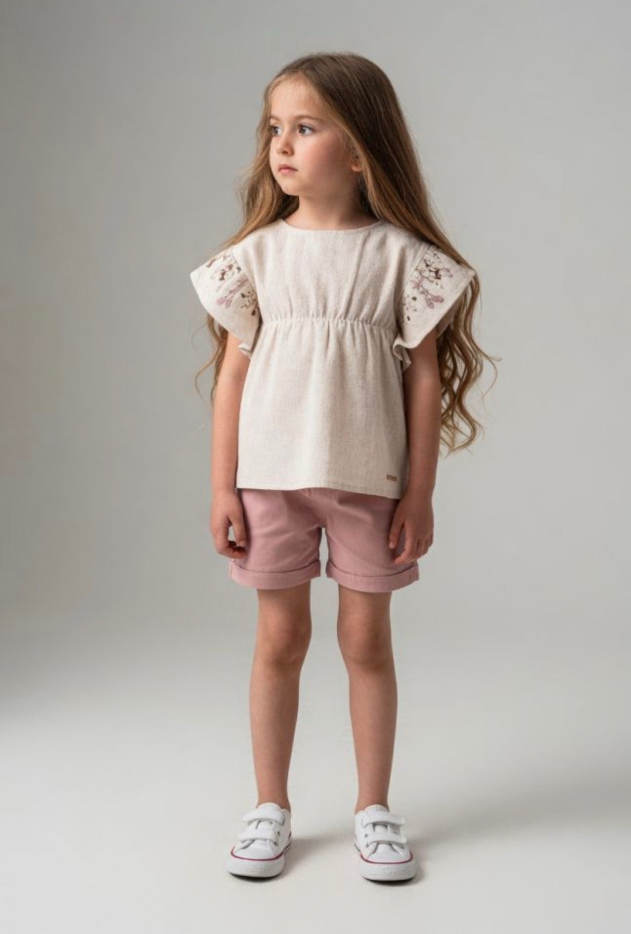 Set copii 6–9 ani cu pantaloni scurți și mâneci brodate&nbsp;